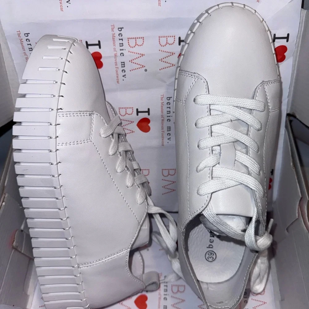bernie mev. Aya White Memory Foam Platform Sneakers, Size 39 NEW